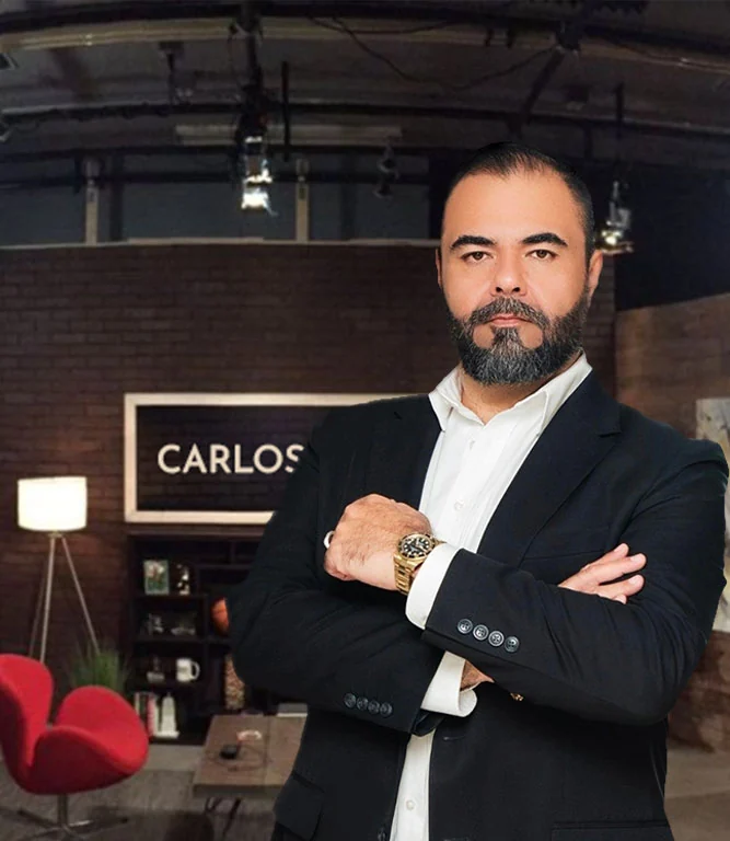 MR. Carlos Cerda en el set de la comunidad